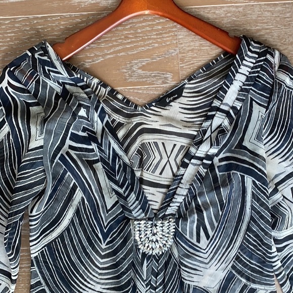 Express Patterned Tunic Top | M - Picture 3 of 6